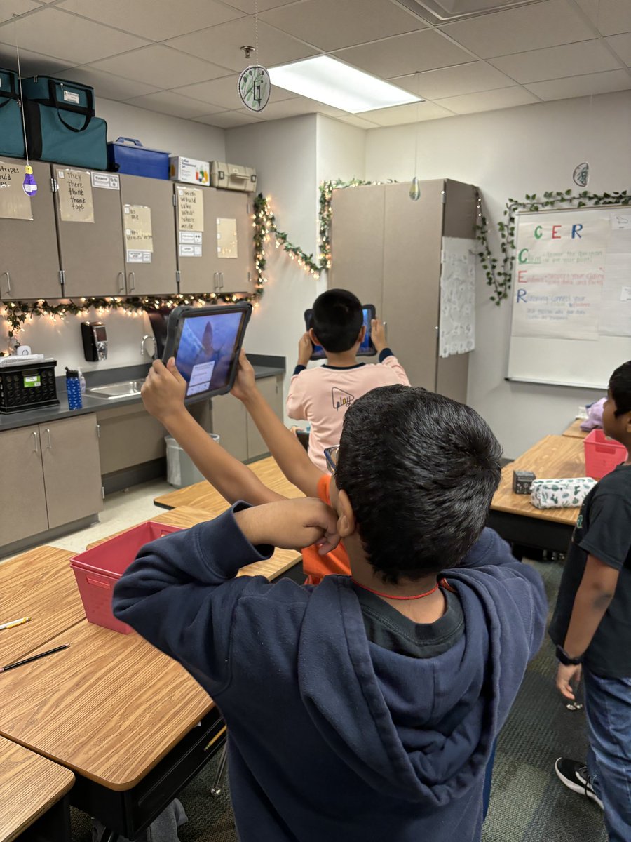 MathinThePark's tweet photo. @Lav3rdgrade Using #mergecube technology with #objectfinder and #explorer to explore animal environments and adaptations! @LaVillitaElem huge thanks to the @cfbdls @lkdelay @JamieNutt for helping me #innovate the classroom!! @Sjainr @CFBISD @mstranstem https://t.co/nP2STSs19B