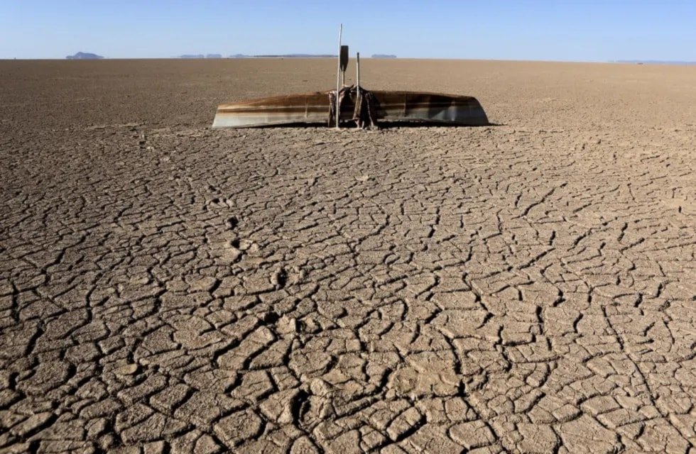 almayadeen_es's tweet photo. Sequía convierte en un enorme desierto al lago Poopó, en Bolivia https://t.co/644st6FNqJ
#Bolivia #Poopo #Agua #Lago #Sequia https://t.co/X0buZTEUzN