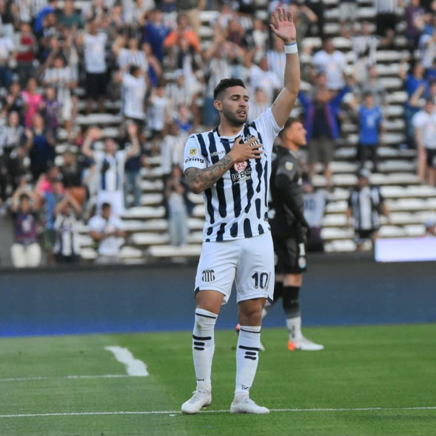 Uno x uno, hagan la fila y pidanle perdon
Hemos bancado a cada muerto y matamos a este pibe salido del club y que tantas alegrias nos dio.
Un penal lo erra cualquiera, una fase se puede perder, pero nunca se pierde el respeto mutuo, de nosotros hacia vos y de vos hacia el club.