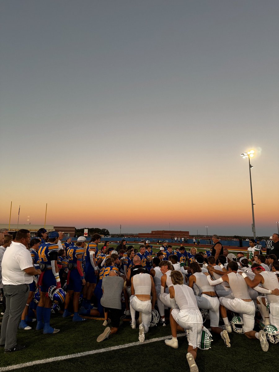 _abigaiiiil's tweet photo. I’ve never seen two teams meet to pray before the game. Two programs putting the first thing, first. I absolutely love Texas.

Well done, @brock_football &amp; Paradise. #TXHSFB https://t.co/weT9VEUqqQ