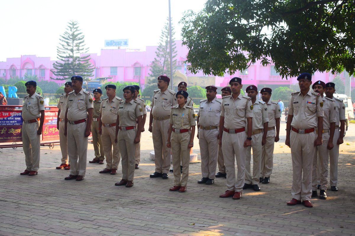 GrpKatiharBihar's tweet photo. आज दिवस #21_अक्टूबर को #रेल_पुलिस_अधीक्षक, #श्री_संजय_भारती की अध्यक्षता में #रेल_कटिहार के समस्त  पुलिस कर्मियों द्वारा राज्य की रक्षा और कर्तव्य निर्वहन के दौरान राज्यभर के #शहीद_पुलिस कर्मियों व पदाधिकारियों को #संस्मरित करते हुए #श्रद्धा_सुमन_अर्पित की गईl

#रेल_पुलिस_कटिहार https://t.co/snOJJs1Vkx