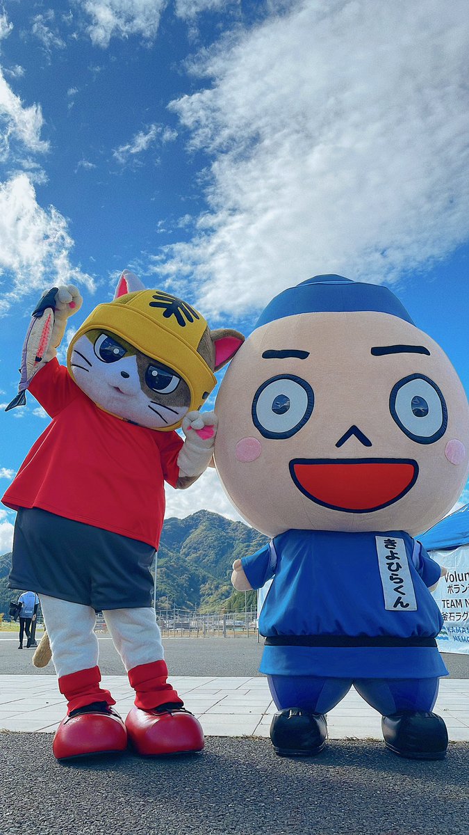 釜石鵜住居復興スタジアムで、釜石シーウェイブスのマスコットキャラクターの『フライキー』に会ったなり👀✨
一緒に試合を盛り上げるなり！
#平泉町　#きよひらくん　#釜石シーウェイブス  #ラグビー