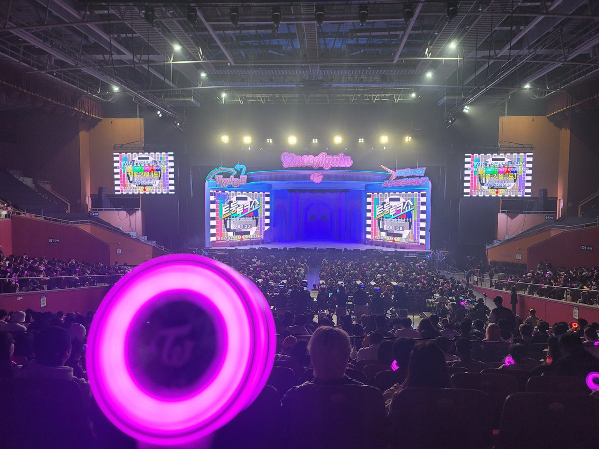 twice_trip's tweet photo. 오랜만에 보는 트와이스~ㅜㅜ https://t.co/75IXfuqx4T