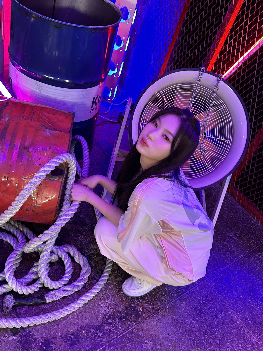 STAYC_talk's tweet photo. 🐱💬
나랑 놀아줘 🤗

#STAYC #스테이씨 #ISA #아이사 https://t.co/dGcjUsA4C7