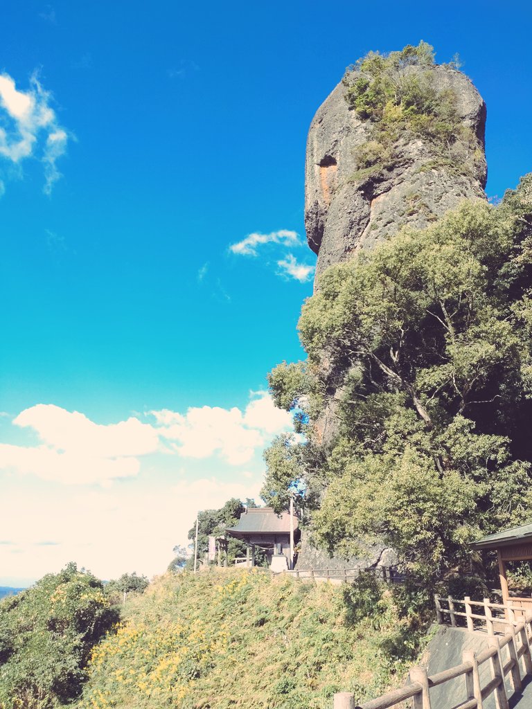 Ninja_black18's tweet photo. 空が綺麗で得した気分
#石のかざぐるま
#不動岩
#八女中央大茶園 https://t.co/3GWWYFiGZm