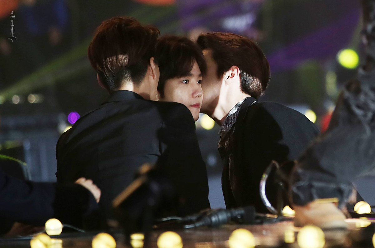 hyuneemoment's tweet photo. 팬이랑 백현이 서로 와이파이 끊겨서 
서로 여보세요? 들리세요?
이러고 있는데 나만 다들려 나만 이상태임 https://t.co/jFgA4H7Y2u
