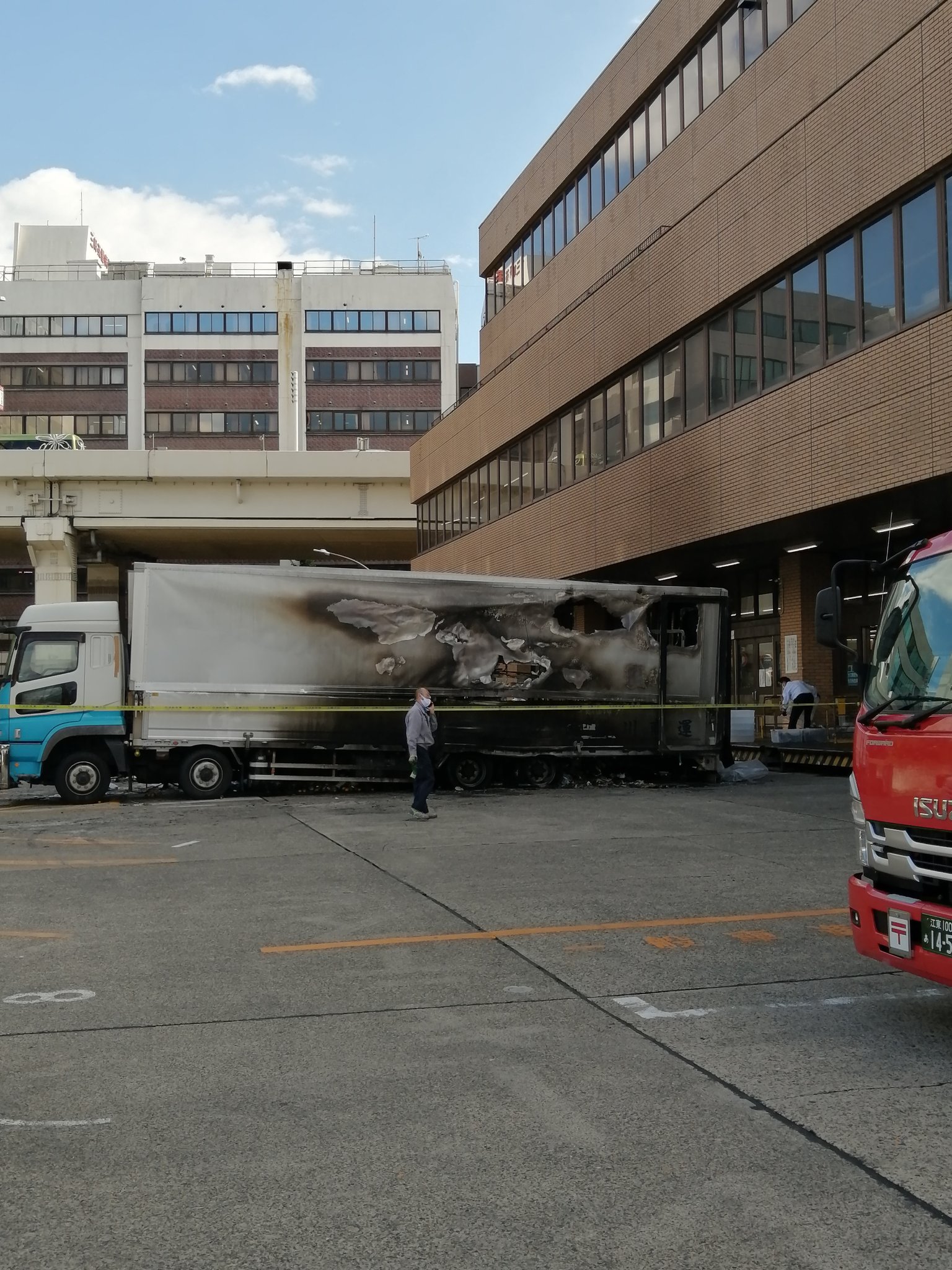 コダマカイロプラクティックセンター三軒茶屋 on X: 明け方世田谷郵便局で火事があったようで見に行ったら駐車場のトラックが燃えてた(*_*)  建物内でなくて良かったのと近くが警察署と消防署だから早く気づいて消されたんだな t.cohd7xhdrA5X  X