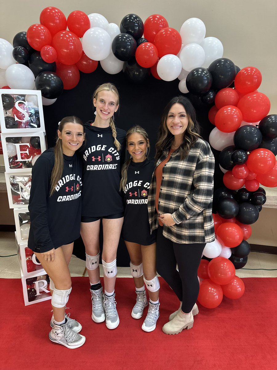 SavanahDeLuna's tweet image. They will forever be my girls. ❤️🤍❤️

Tonight was hard and full of emotion from the coaching staff and their teammates. But that just truly goes to show how much of an impact they made. 

I’ll always be rooting for you! Love you girlies! ❤️🤍❤️