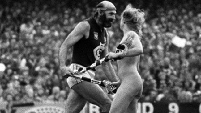 StewartMatty's tweet photo. Put out your scarves for the #FlyingDoormat #Doull https://t.co/eGHnTBMhjQ