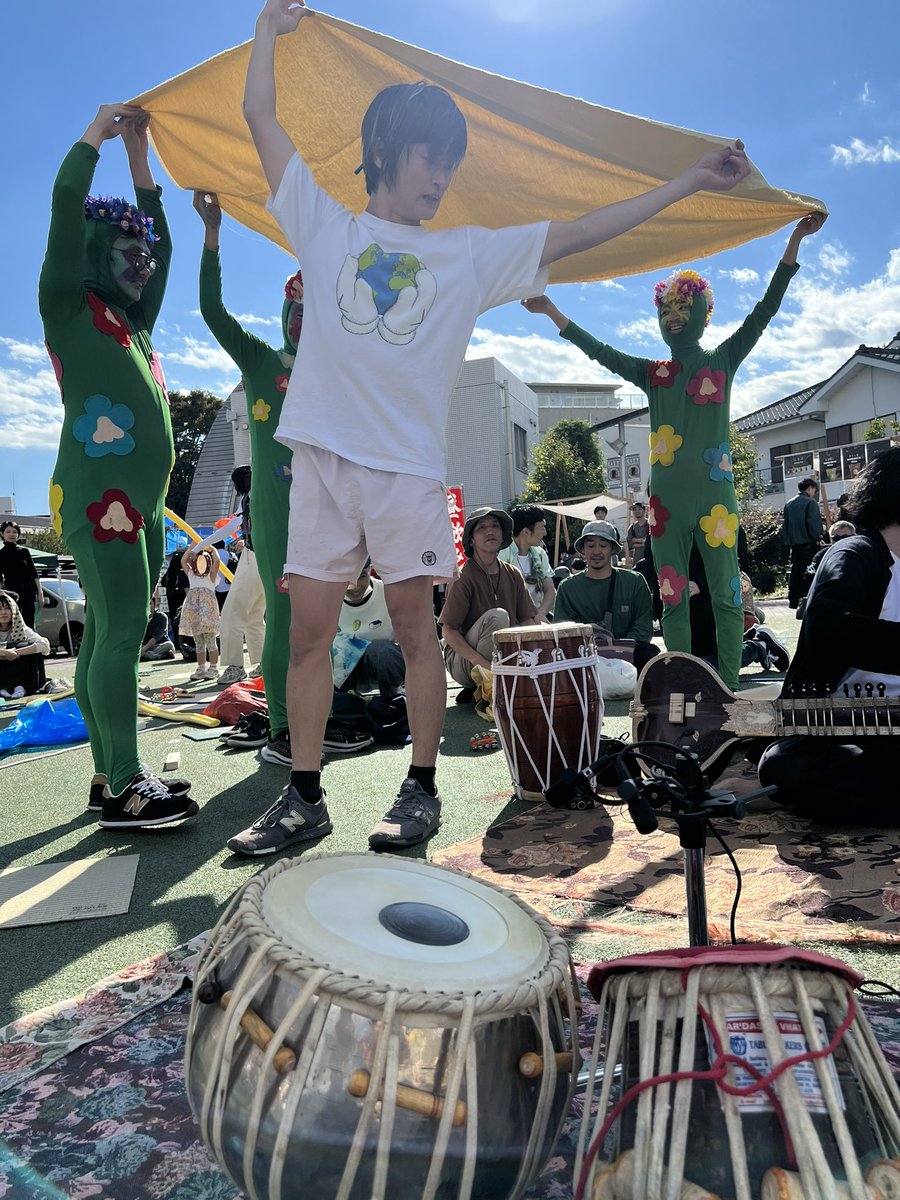u_zhaan's tweet photo. 「楽器に直射日光があたらないような屋根が欲しいんですが」と主催者にリクエストしてみたが、もう少し存在感のない屋根は用意できないのだろうか。 https://t.co/xODh1HP3Wv