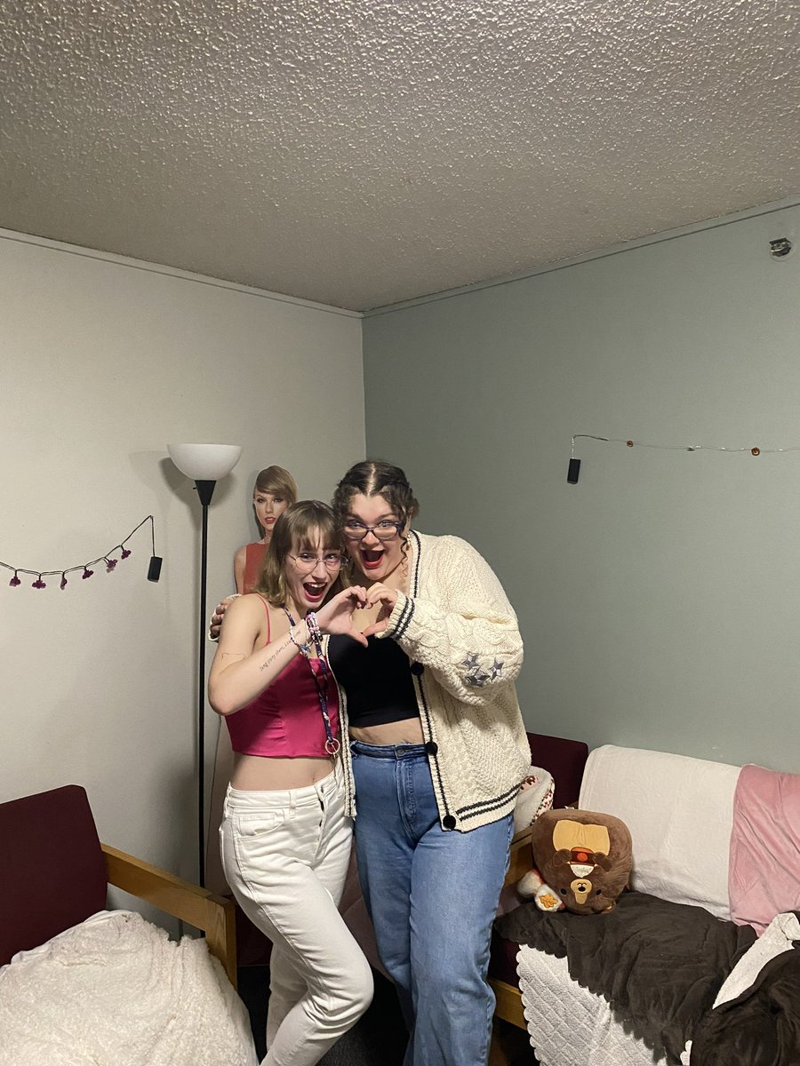 maddie ❄️🦷🪩🩷🌈🌻☀️✨ tweet media