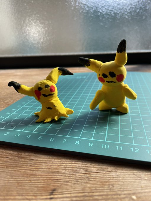僕からするとピカチュウとミミッキュなんだけど、母からすると呪いのピカチュウと呪いのミミッキュらしい https://t.co/nCFkoPZsuB