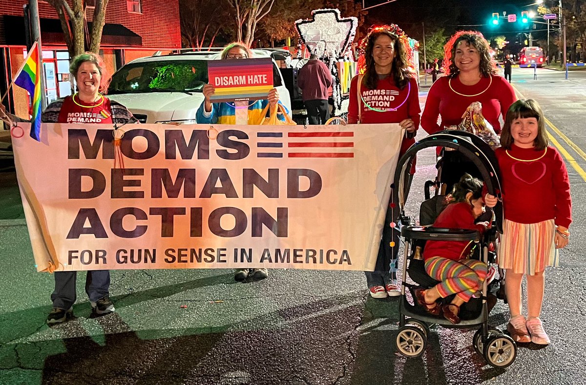 Proud to join @MomsDemand at the Famously Hot South Carolina Pride parade 🏳️‍🌈 in Columbia. #DisarmHate #MomsAreEverywhere  #SCPol #SCLeg 
♥️🧡💛💚💙💜 #pride  #pride2023
@Everytown