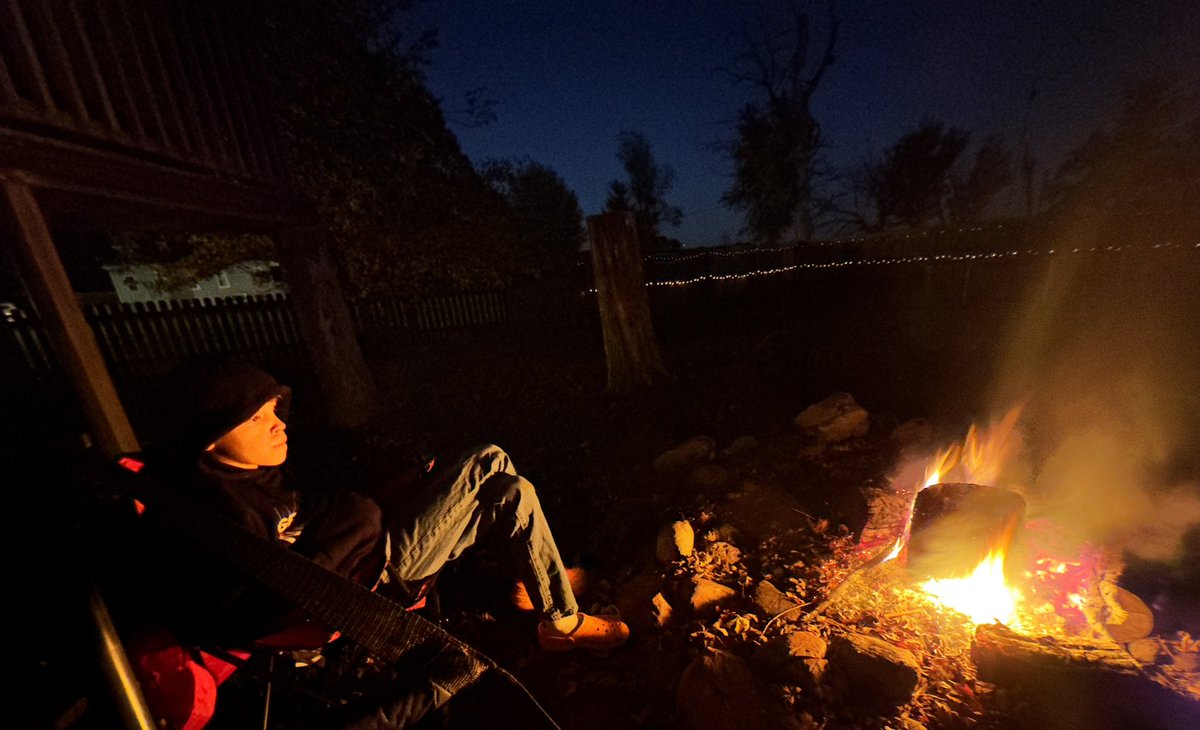 mjkristoff's tweet photo. We missed nights like this. Cool fall nights, cooking over a fire, s’mores for dessert, and hanging out chatting until one of us eventually falls asleep. Nothing much better then this in the world. #campfire #familytime #smore #coolfallnight https://t.co/IAMDDRMBRO