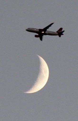 elguerolanchero's tweet photo. #moon #moonplane over Las Vegas sky https://t.co/XzvpqhUInL