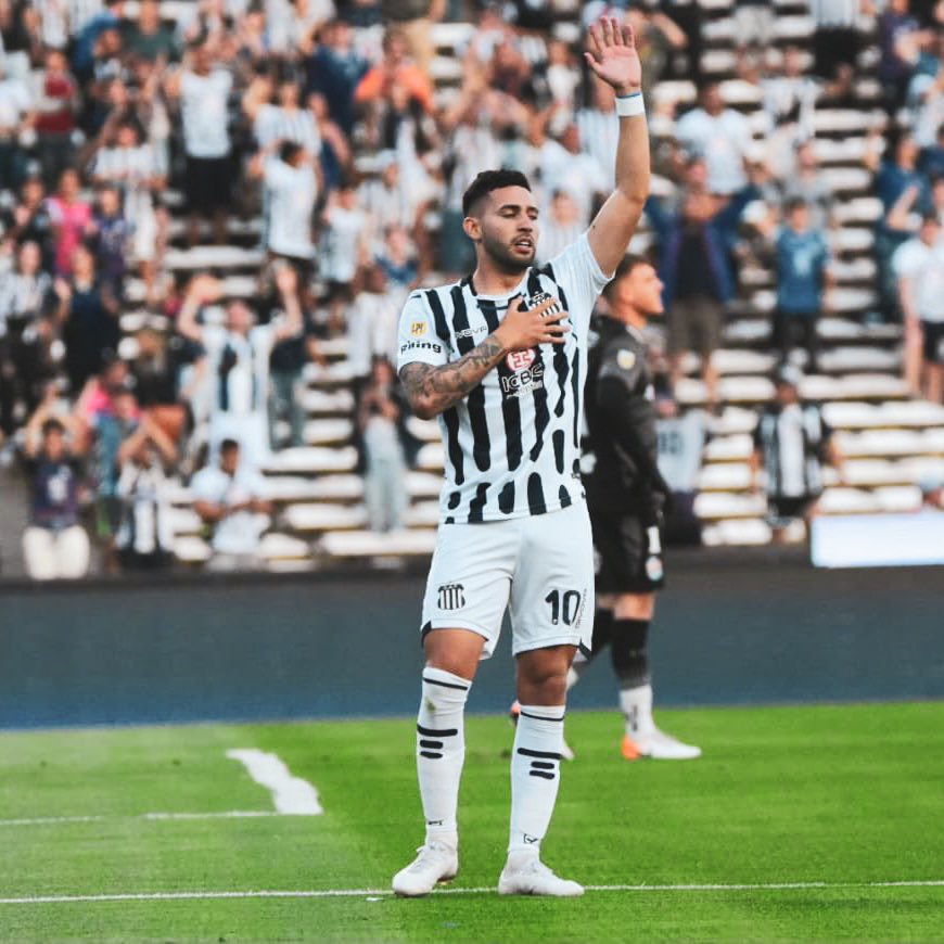 Que injusto es que NB tenga que pedir perdon, hagan memoria de cuantas veces fueron felices por el

El futbol ya es un deporte injusto no lo hagamos mas injusto de lo que es con uno de los mejores surgidos de nuestras inferiores.

De aca salimos con los nuestros o no salimos.