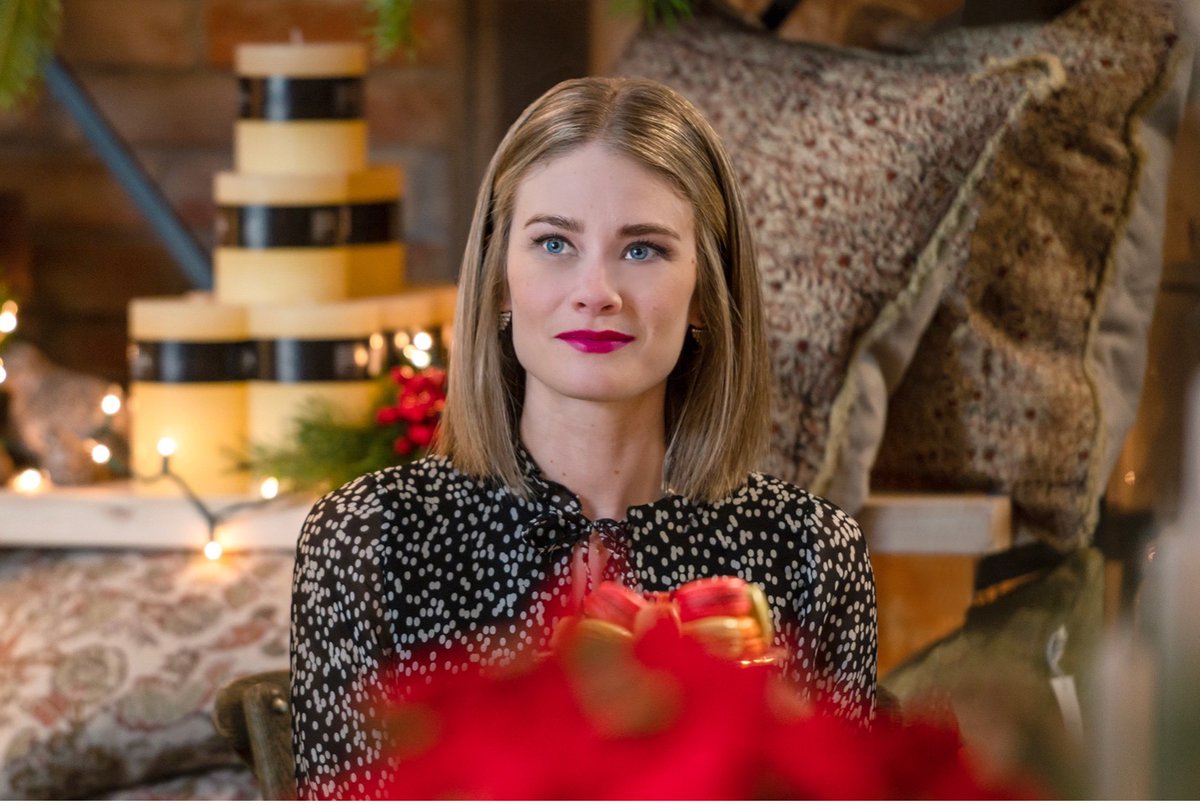 hallmarkchannel's tweet image. Ashley #KimMatula is going to the hockey game! What will happen when she sees Scott @kevin_mcGarry on the rink? #CheckinItTwice #CountdownToChristmas #Hearties