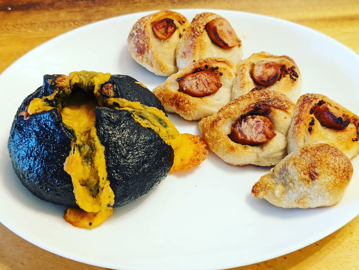 tateomif's tweet image. 今日の朝ご飯は、ピエール・ガニェールさんのパンを頂きました。
I had stuffed bread of Pierre Gagnaire for breakfast today.

#PierreGagnaire #ピエールガニェール #stuffedbread #パン