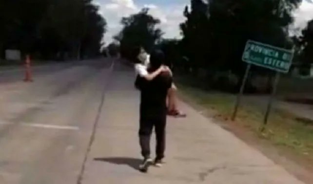 Cuando vayan a votar el domingo acuérdense que un tipo tuvo que caminar 5 kilómetros con su hija con cáncer en brazos “por los protocolos sanitarios”, mientras el presidente hacía fiestas en Olivos.