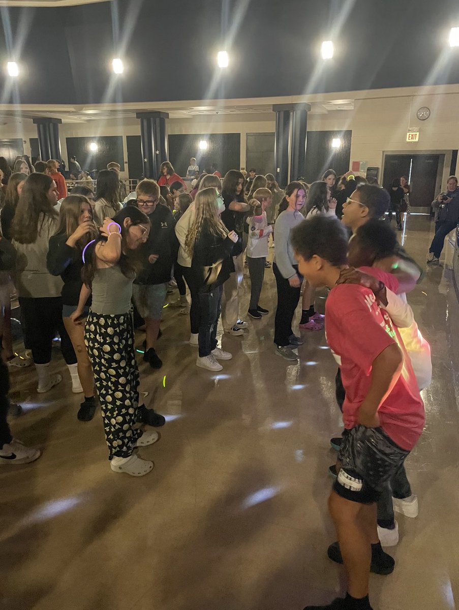 ms_rife_ela's tweet photo. I had SO much fun chaperoning CMS’s Fall Social today! The kids had a BLAST!!! Some lifelong memories were definitely made tonight. Thank you so much to our admin, teachers, staff, and parent volunteers who made tonight happen! 💙 #twisterpride #WeAre146 https://t.co/B8UwWxZvFh