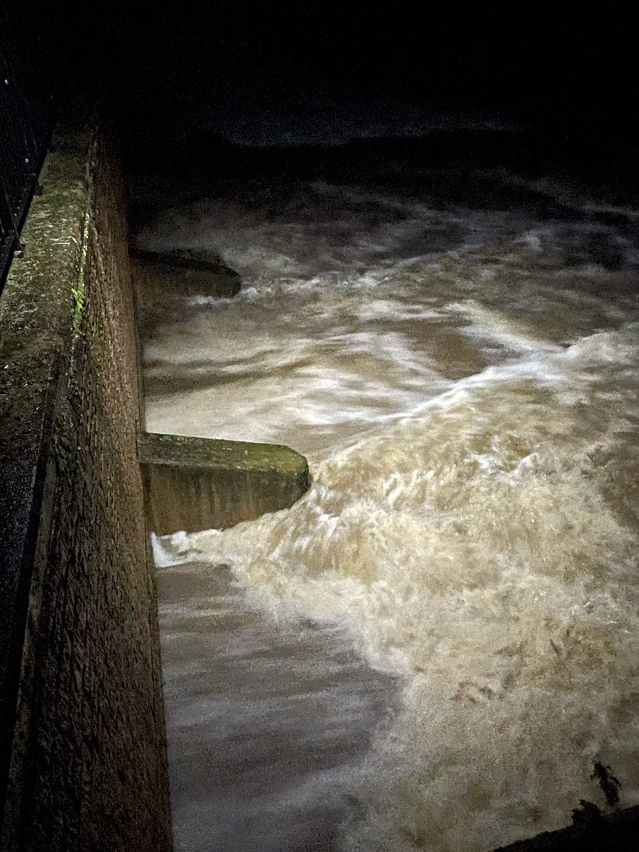 Mitford Dam holding back millions of litres of water overnight to protect Morpeth from flooding. The reservoir level peaked at 6.6m and levels are now falling meaning the main threat has passed. The dam and defences have operated successfully. <a href="/EnvAgencyYNE/">Environment Agency - Yorkshire & North East</a> <a href="/northumbriapol/">Northumbria Police</a>