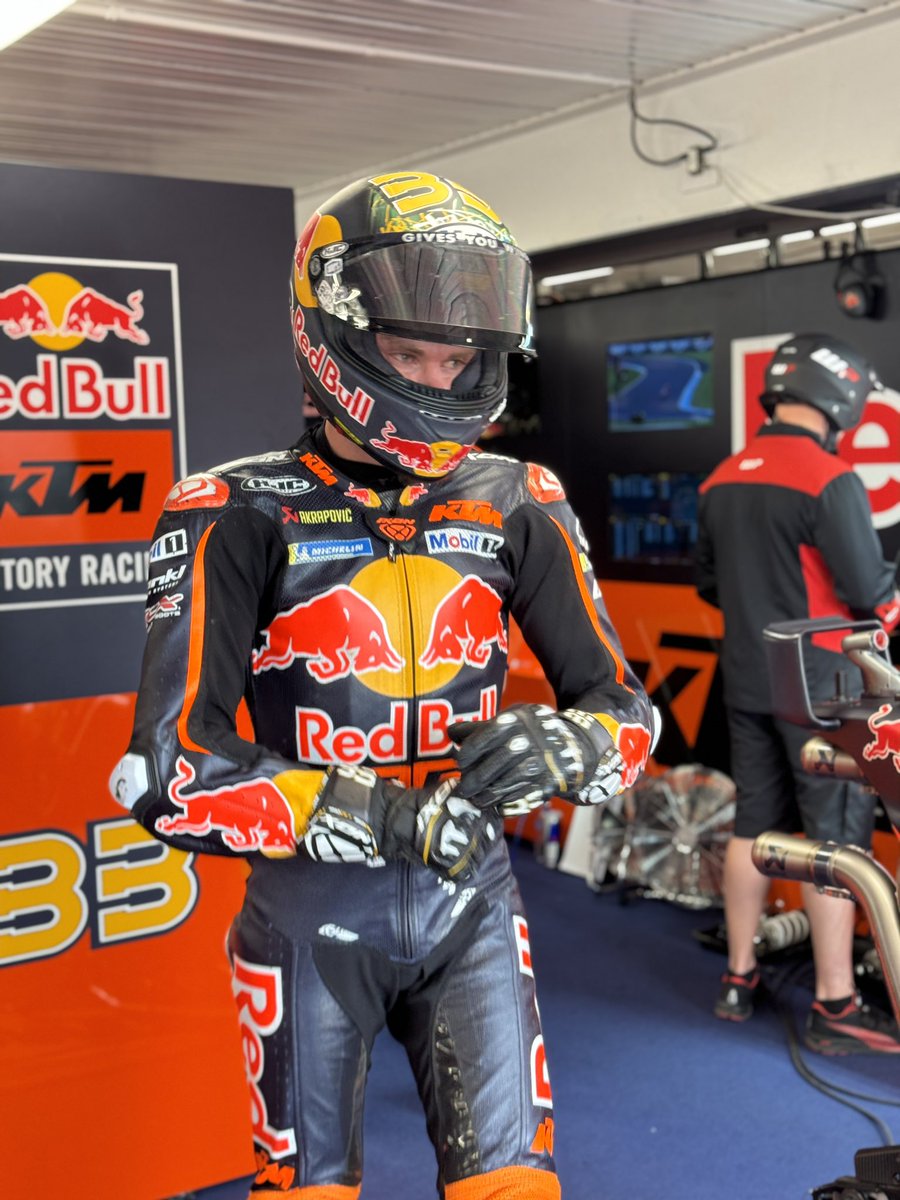 KTM_Racing's tweet photo. C’mon, Bru! 💪
#KTM #ReafyToRace #AustralianGP 🇦🇺 https://t.co/3OIZTllF4O