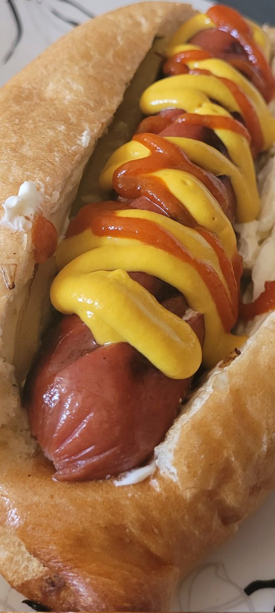 bigsumoWD's tweet photo. #SUMODOG
The first dog in the SUMODOG review is the Seattle dog. Cream cheese, grilled Jalapenos, onions, all beef frank on a Bolillo bun. Oh and a pickle. Normally its a pretzel bun but my bakery doesnt have them. Mustard and Sriacha to top it off. I see the appeal of this dog big time. The mellow creamcheese paired with the grilled vegis make it a great combo. Like any other dog, you can add stuff to it but the OG ingridients are just fine. One of the better dogs ive eaten. 7/10