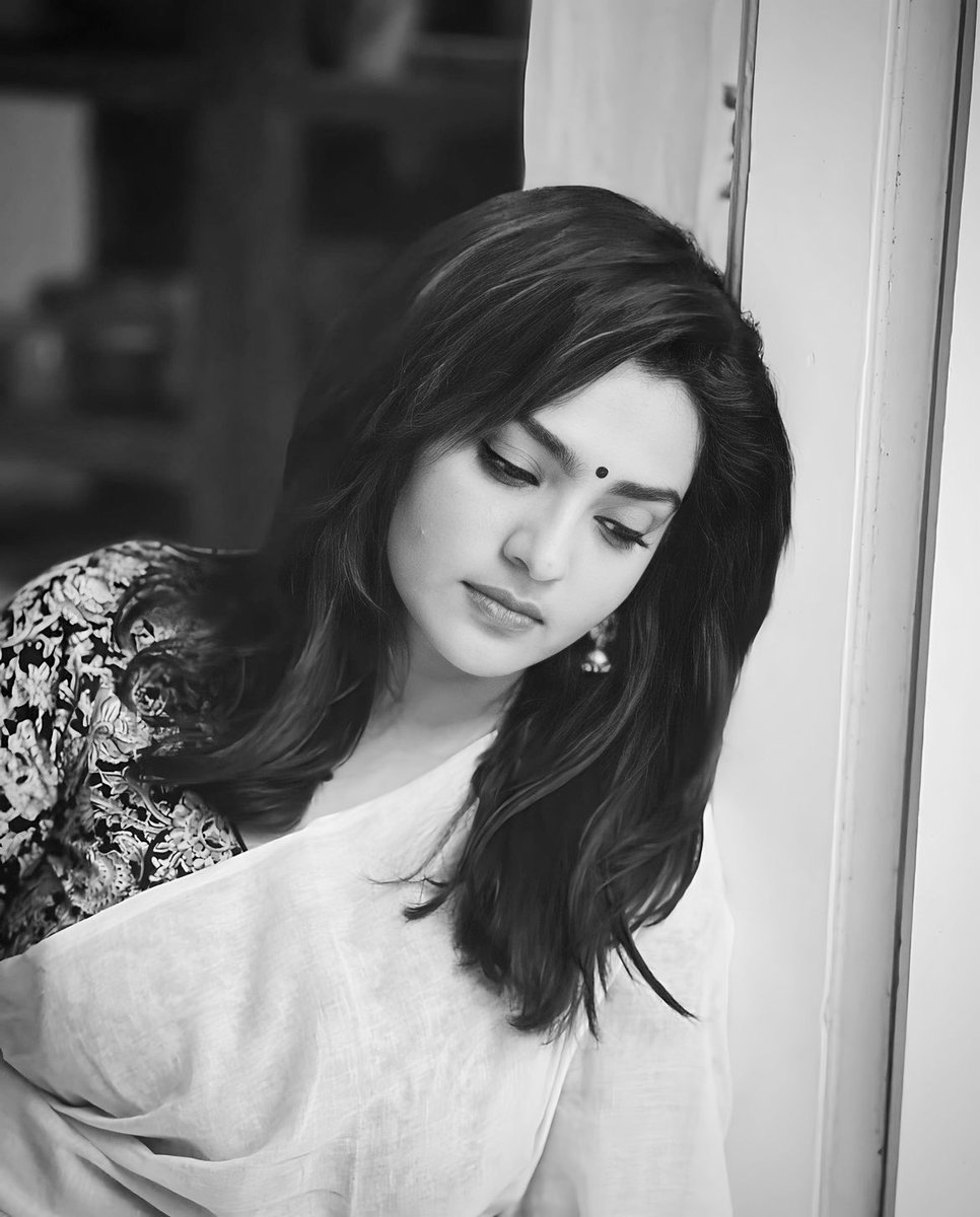 mad_prinz's tweet photo. ഒരു വർണ്ണസ്വപ്നത്തിൽ ചിറകടിച്ചുയരുമ്പോൾ
കണ്മണി നിന്നെ ഞാൻ അറിയുന്നു..

കല്പനാ ജാലകം തുറന്നു വെച്ചപ്പോൾ
കണി കണ്ട കാഴ്ചയായ് നിൻ രൂപം..

പൊന്മുളം തണ്ടിൽ നിൻ ഗാന രഹസ്യം,
പാൽനിലാപ്പാലയിൽ നിൻ വസന്തം
നിൻ മൊഴിയും മിഴിയും ഞാനല്ലേ.. https://t.co/z7OKejYcfU