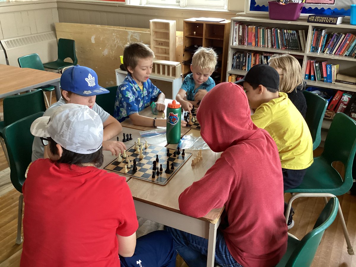 SYD_books_LDSB's tweet photo. We reached out #TerryFox so @SydenhamPS_LDSB enjoyed free time! Lots of activities to choose from #chess #outsidetime #reading #yoga ๐งโโ๏ธโ๐๐๐ https://t.co/9Il2ZmErNy