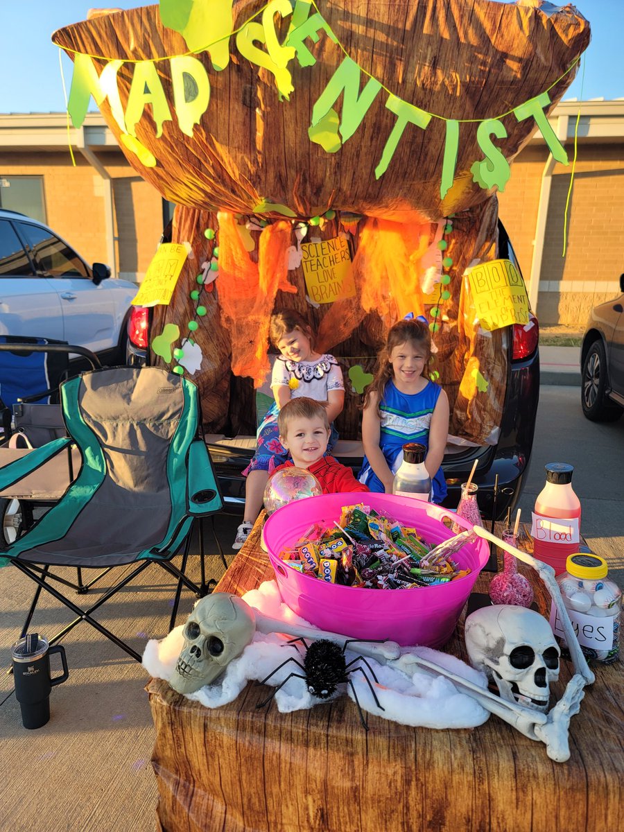 holcombsclass's tweet photo. Took some of my Spooky Studies hall decor to inspire my Mad Scientist for @WabashStation Trunk or Treat! #ScienceIsEverywhere #WeAreWentzville #NPHySics https://t.co/SToY88jwV8
