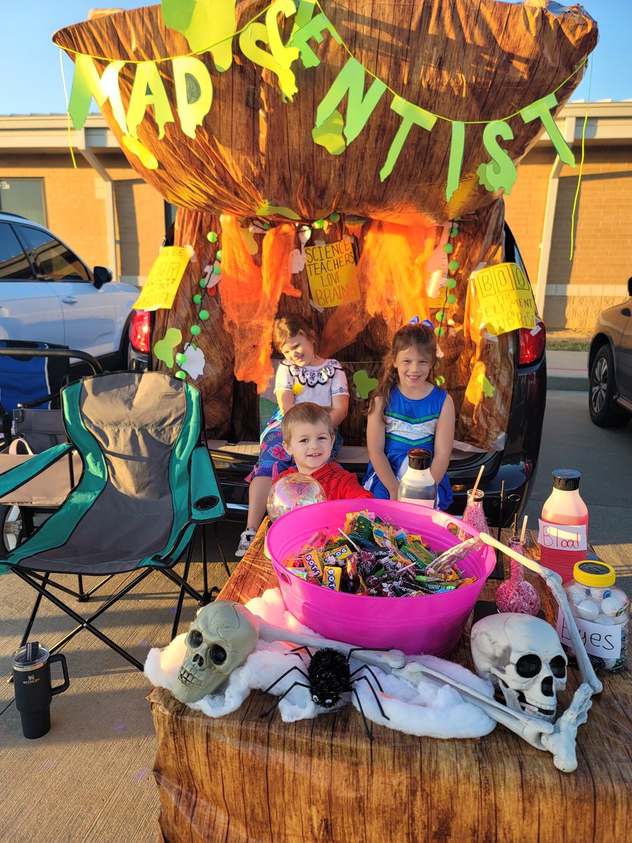 Took some of my Spooky Studies hall decor to inspire my Mad Scientist for @WabashStation Trunk or Treat! #ScienceIsEverywhere #WeAreWentzville #NPHySics