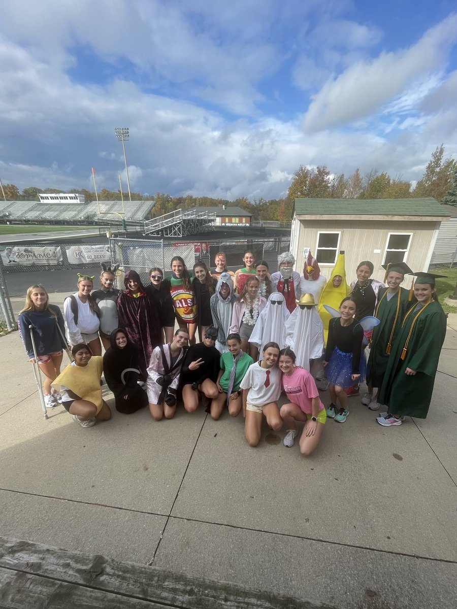 MedinaGirlsXCTF's tweet photo. Long standing tradition of costumes before districts lives on! #HaveFunWorkHard #MGXCLegacy https://t.co/kYi19JCJJf