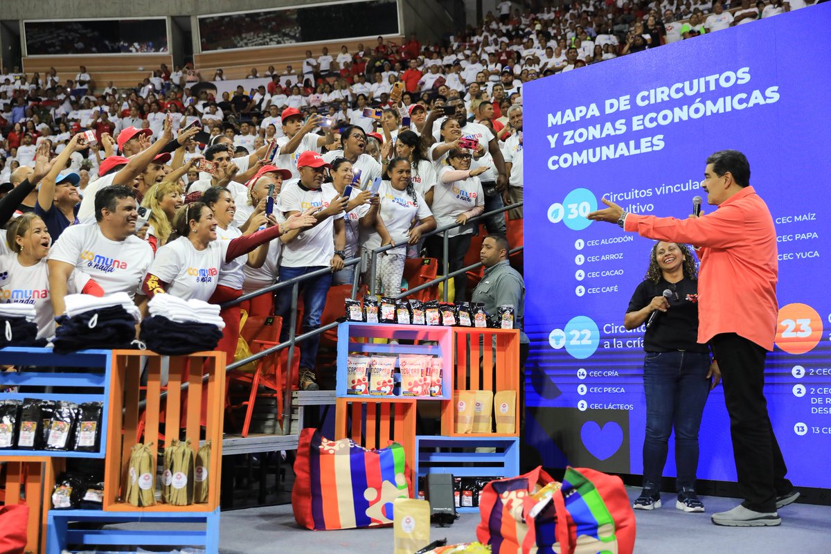 Realizamos un bonito encuentro con las comuneras y comuneros en el marco de la conmemoración de los 11 años del histórico “Golpe de Timón” de nuestro Comandante Chávez. Tenemos el recuerdo vivo, con mucha conciencia, y el sentimiento a flor de piel por la lucha y el camino