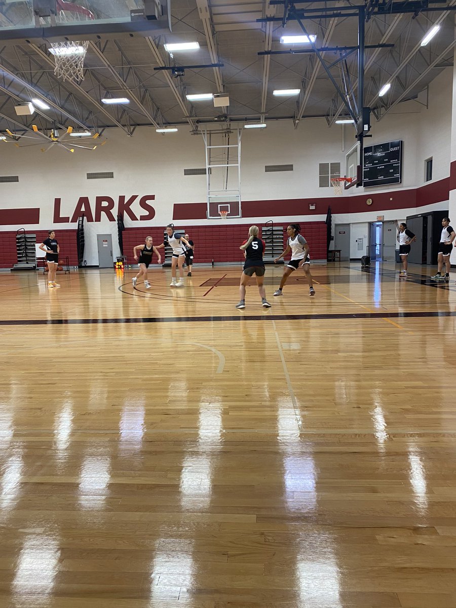 JennaAvery1010's tweet photo. Had an absolute blast getting to see this campus and spending time with this amazing team. Those girls were so fun! Thank you, Coach Vinny, for being so great to me and my fam. Hesston practices>>> ❤️💛❤️💛 https://t.co/6GAAsANQJe