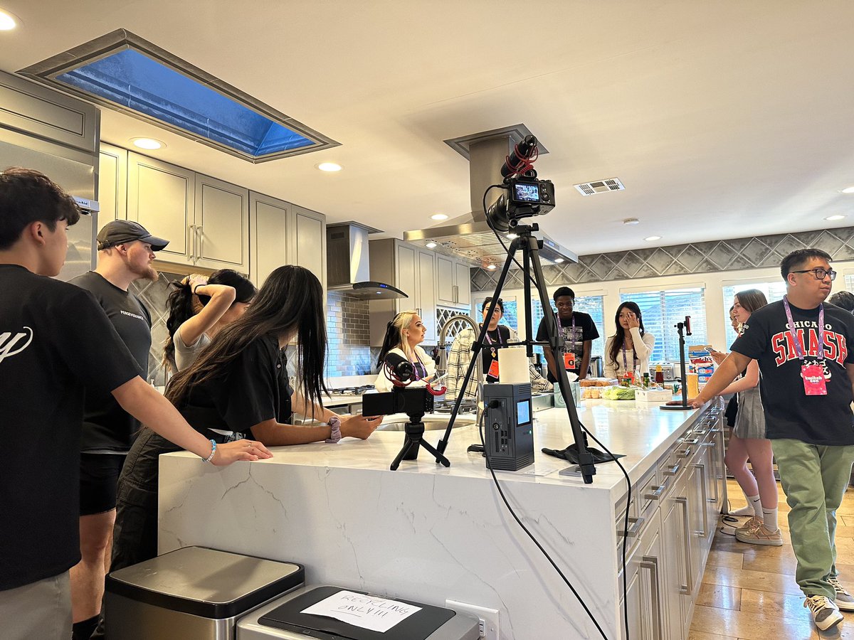 Creatorugg's tweet photo. @msiUSA COOKING CHALLENGE IS STARTING NOW!

Featuring @starsmitten_  &amp; @angelskimi ! Hosted by @herculysee #creatoru #creatoru2023

Tune in at https://t.co/XFBSMMmOno https://t.co/tt2yi4gCC9