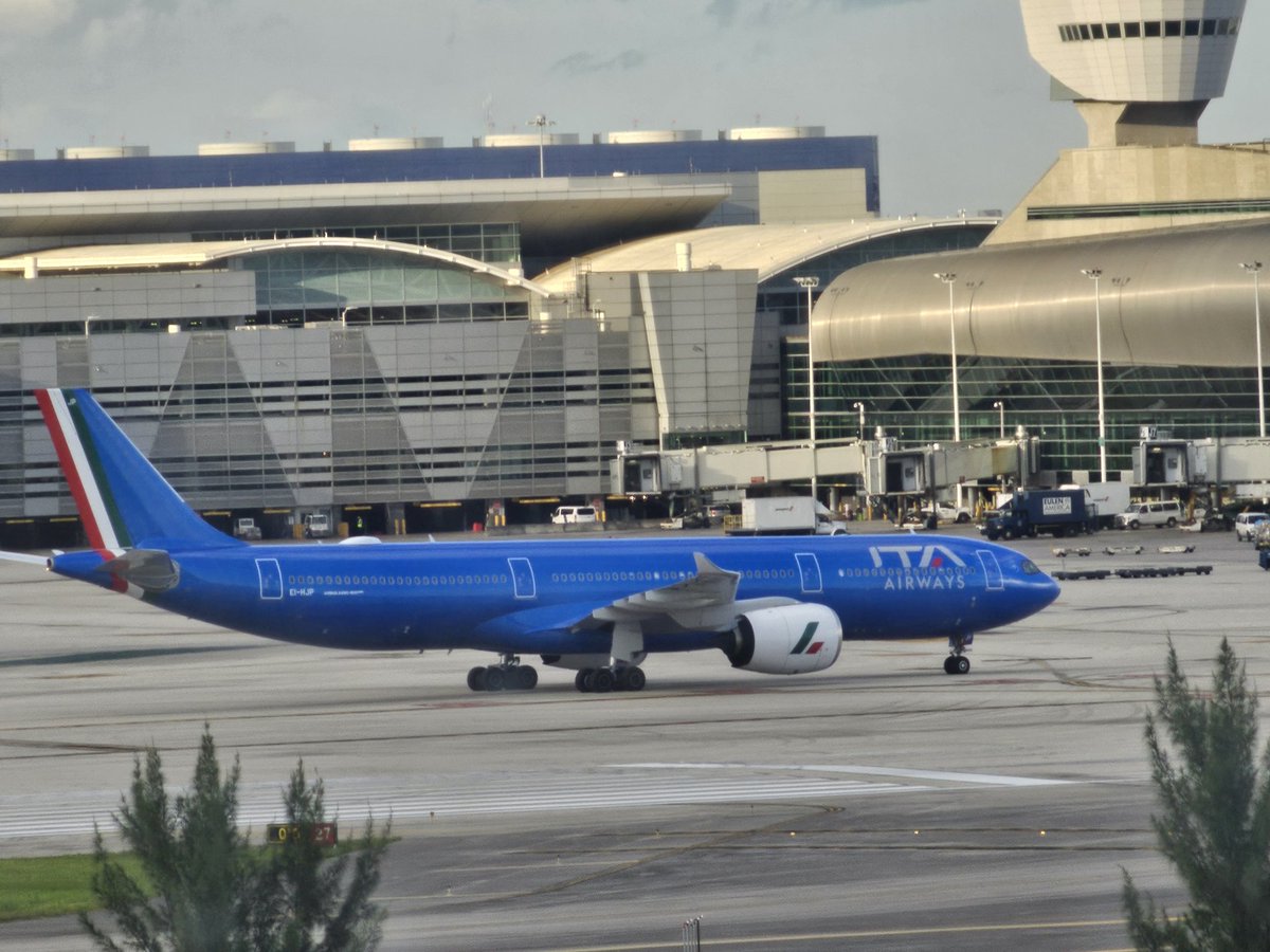 KevinMDOK's tweet photo. Watching the international arrivals and departures @miamiairports. The @LATAM_BRA plane just arrived from Sao Paulo. The @lufthansa 747 was heading back to Frankfurt. The British Airways A380 was heading to London.  #avgeeks https://t.co/u0My1x2qZv