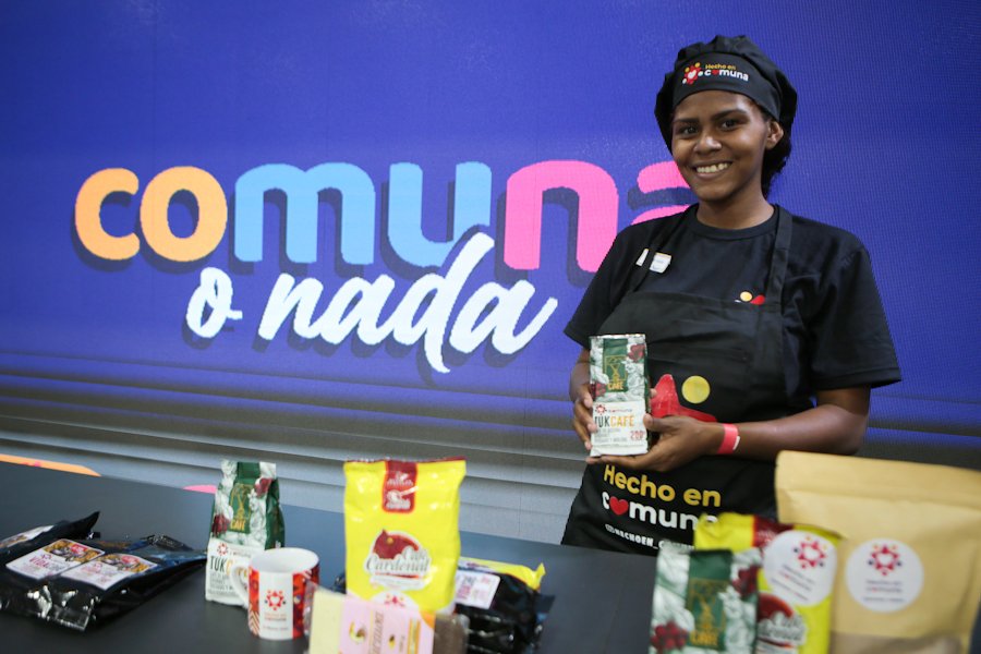 Aprobé recursos para 43 circuitos económicos comunales y el desarrollo de 130 proyectos comunitarios del 1x10 del Buen Gobierno, atendiendo: electricidad, agua, salud, ambiente, gas y vivienda. ¡Inversión directa! Además, nace la Corporación “Hecho en Comuna”, y la priorización