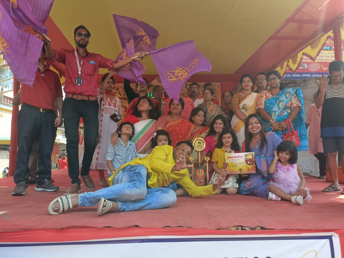 Durga Puja Special: Team SRK Kolkata organized a Durga Puja Award ceremony where they awarded the best Puja Pandal in Madhyamgram, celebrated with 30+ NGO kids, cheered up for KKR and distributed the trophy 🏆 @KKRiders @bindadey @iamsrk @KarunaBadwal @teamsrkfc