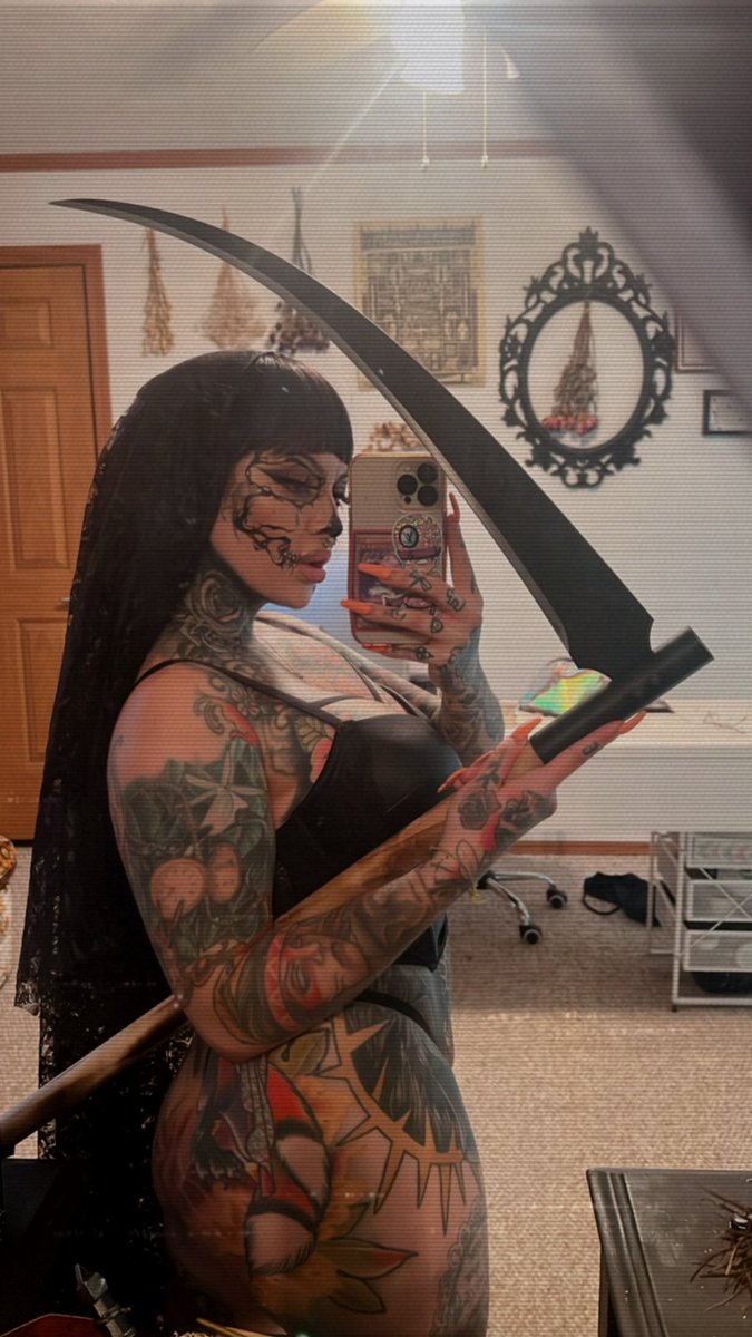 macabremija's tweet photo. Tis the season 🖤💀🗡️ https://t.co/HrBWCbym77