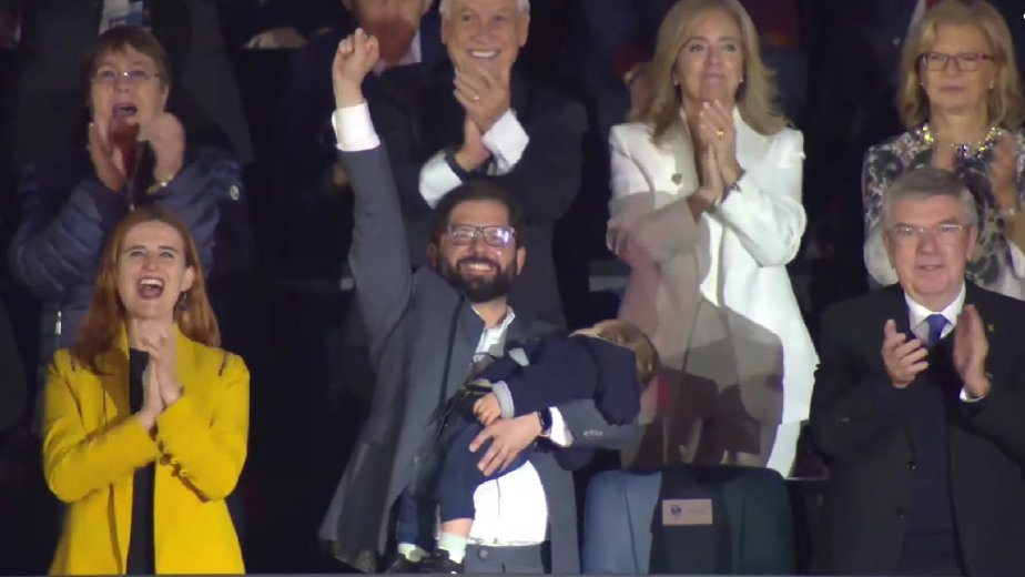 lisaIaoshi's tweet photo. algo mas latino que un bebe dormido como si nada entre medio de una fiesta #Panamericanos #Santiago2023 https://t.co/cDC6oL5q6P