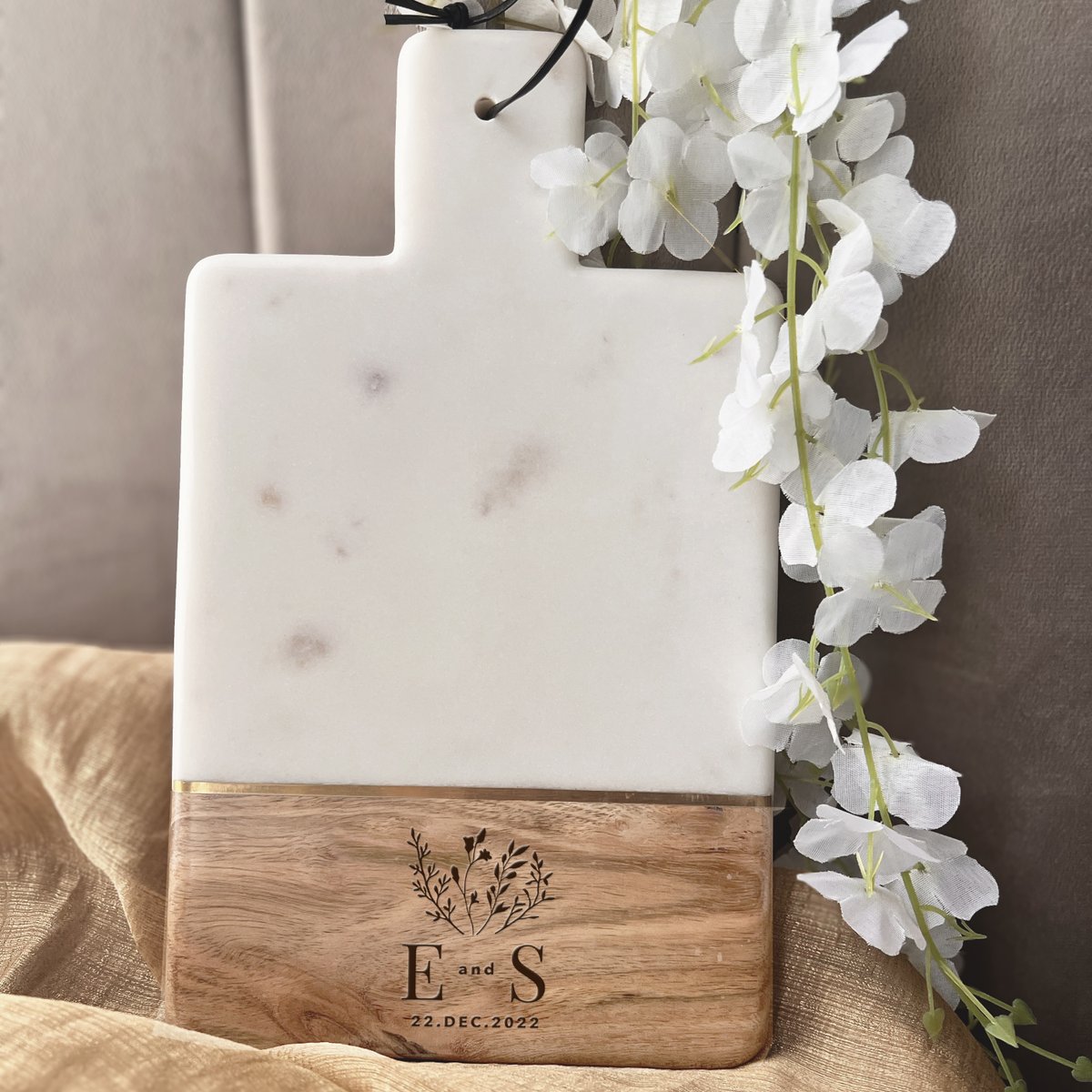 What can you get someone that has everything?  Something personalized and meaningful! #Handmade #Cheeseboard #personalizedGift #CorporateGift #WoodandMarble #UniqueGift #ThankyouGift #EtsySeller #customGift

theartisanstales.etsy.com