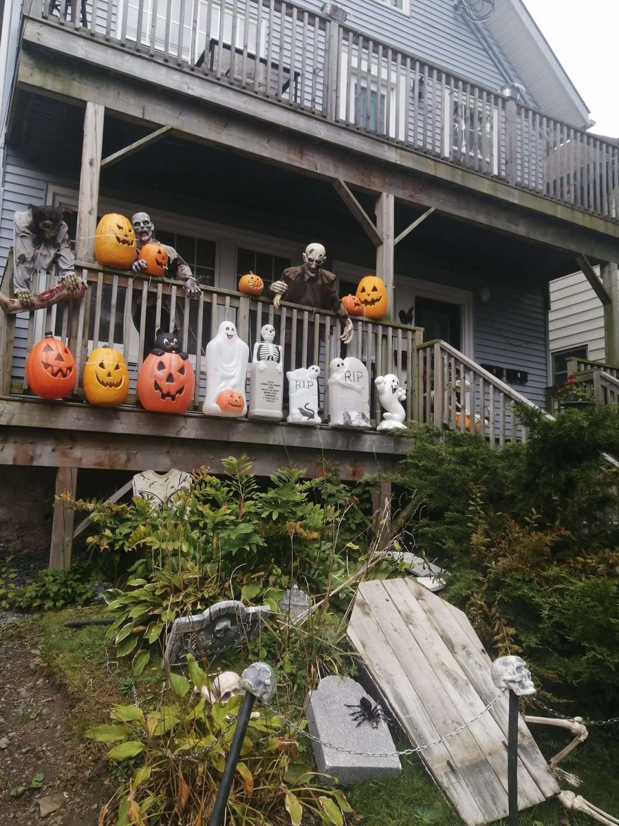 daycelisp's tweet photo. It was a lovely week to walk to work and enjoy the Halloween decorations in #Halifax #DalWorkWell https://t.co/SfMcxSs975