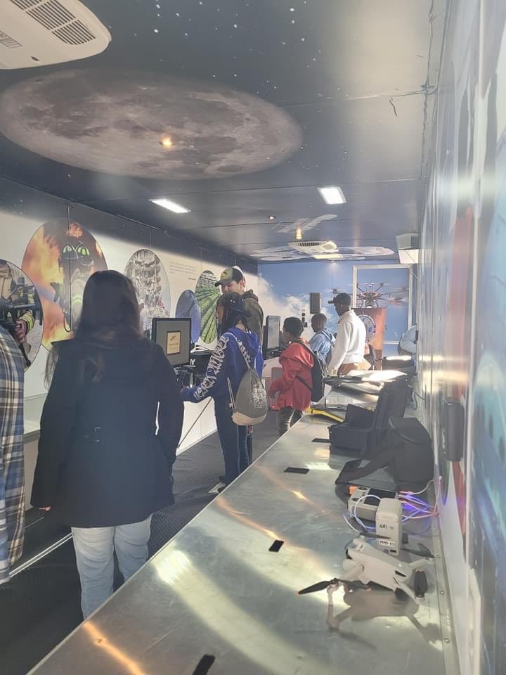 kultyrawat's tweet photo. Our Coordinator of STEM Ops, Dr. Sheryl Bradford, was in Halifax County today engaging future STEM professionals in hands-on activities. 800+ students visited @ECSU Lab-on-Wheels. #ecsu #stem https://t.co/N3gPB3LpSn
