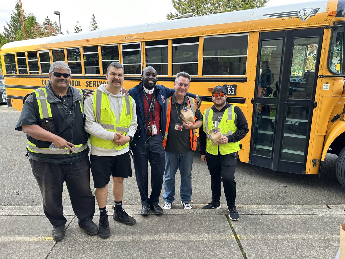 EEisenhowerms's tweet image. Day 32 of #180daysoflearning at Ike. Celebrating our bus drivers for safely getting our students to school each and everyday. We appreciate you!!!  #KidsLearnAtIKE @WilnicG @DrIanBSaltzman @EPS_Region3 @EPS_DeputySupt @EverettSchools