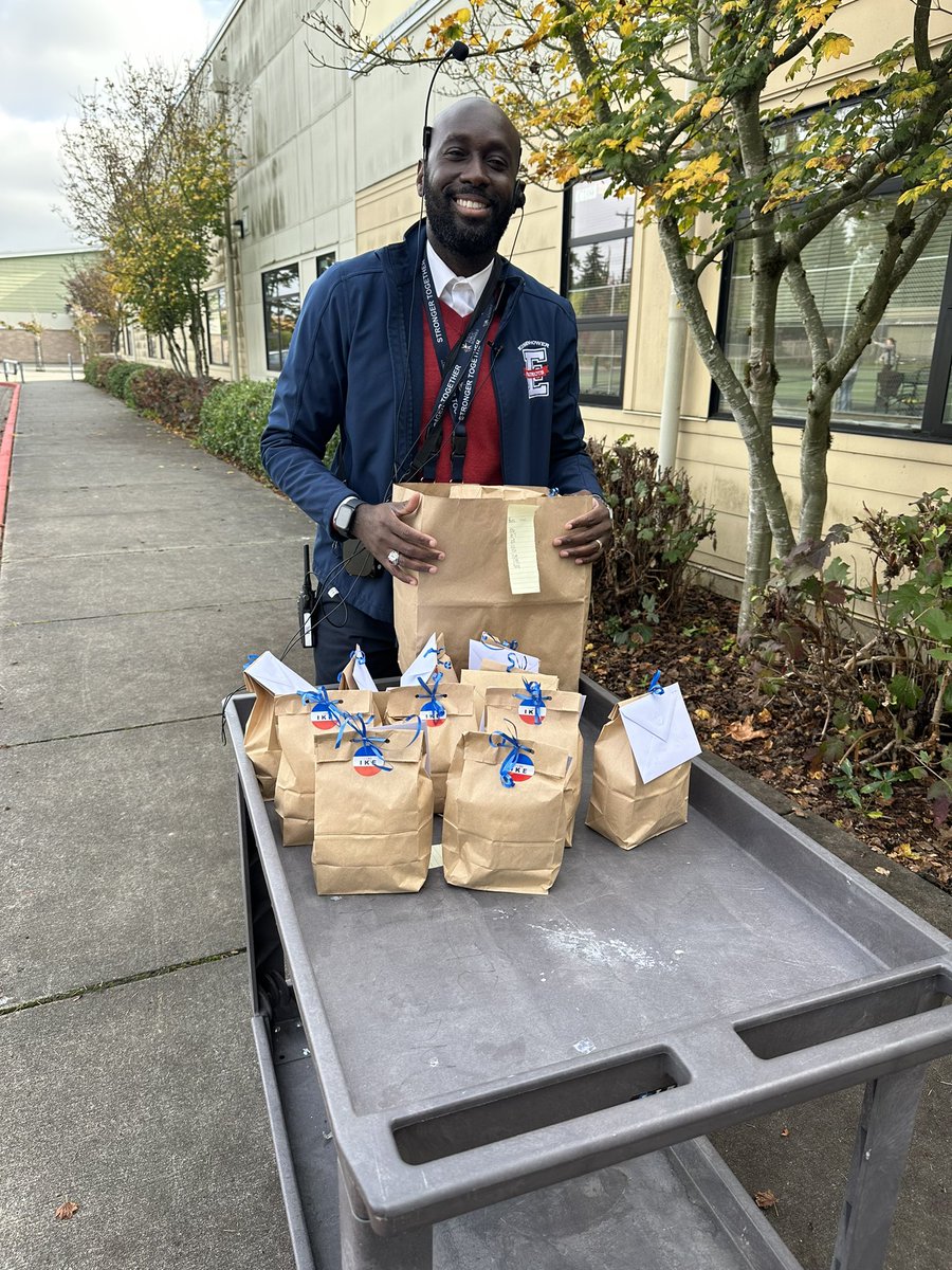 EEisenhowerms's tweet image. Day 32 of #180daysoflearning at Ike. Celebrating our bus drivers for safely getting our students to school each and everyday. We appreciate you!!!  #KidsLearnAtIKE @WilnicG @DrIanBSaltzman @EPS_Region3 @EPS_DeputySupt @EverettSchools