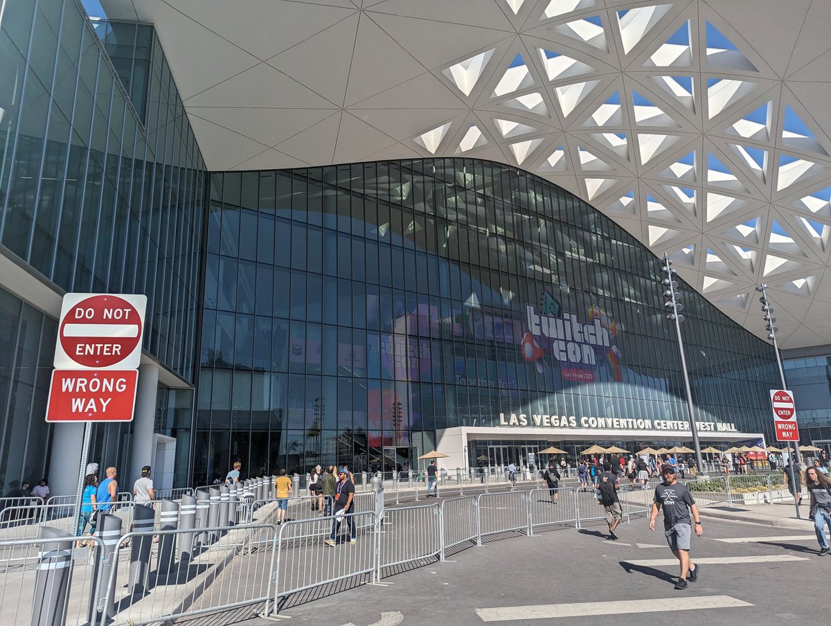 Ve1ocityHD's tweet photo. Twitchcon was a blast! It's been 5 years since I last attended a convention. I'll definitely have to attend another one very soon. It was fun Vegas! https://t.co/r7BC369W7l