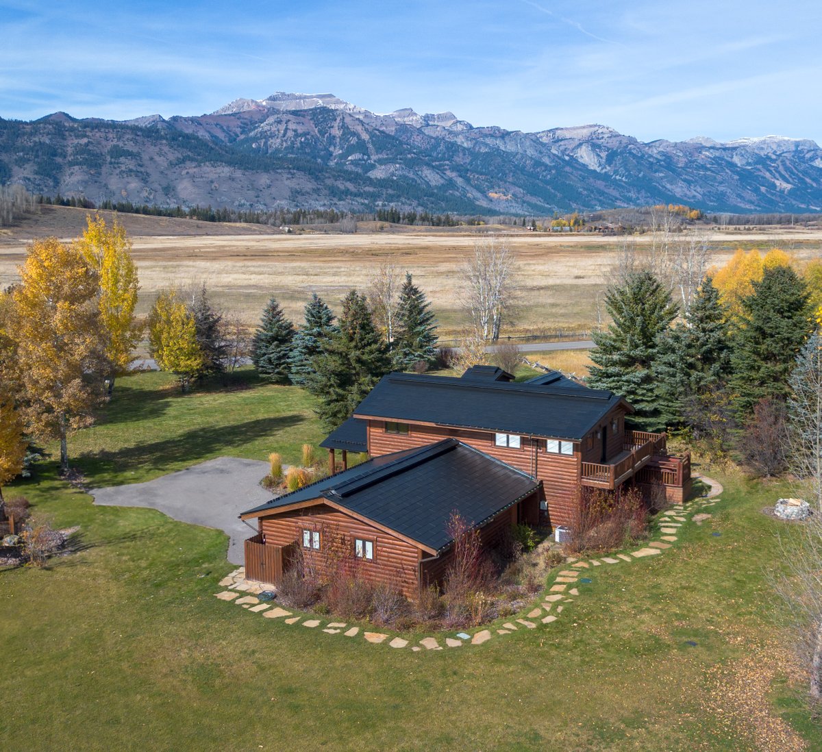 weddleandsons's tweet image. ☀️ days in Wyoming. Loving how this Tesla Solar Roof turned out! @teslaenergy #mountainview #tetons