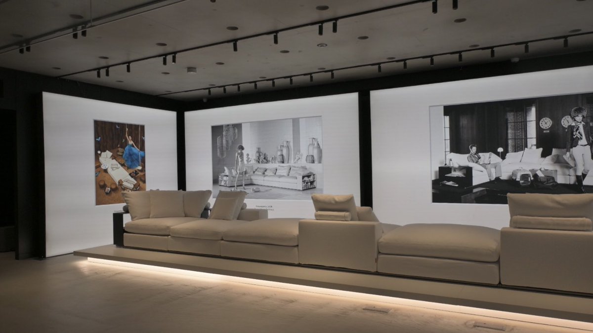 joesuzuki5's tweet image. 秋のデザインウィーク。
南青山のFlexformの見せ方が、美術館のようで素晴らしかった。
有名写真家が手掛けた広告写真を背景に、巨大なソファが、台の上に飾られている。
#Flexform