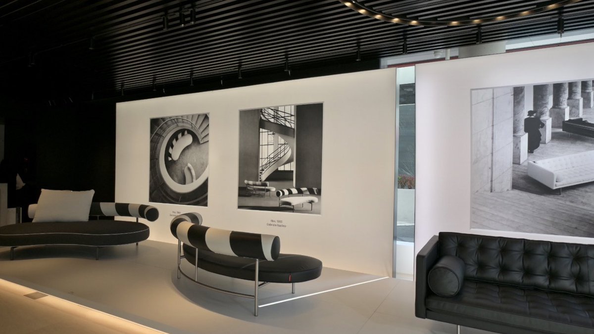 joesuzuki5's tweet image. 秋のデザインウィーク。
南青山のFlexformの見せ方が、美術館のようで素晴らしかった。
有名写真家が手掛けた広告写真を背景に、巨大なソファが、台の上に飾られている。
#Flexform