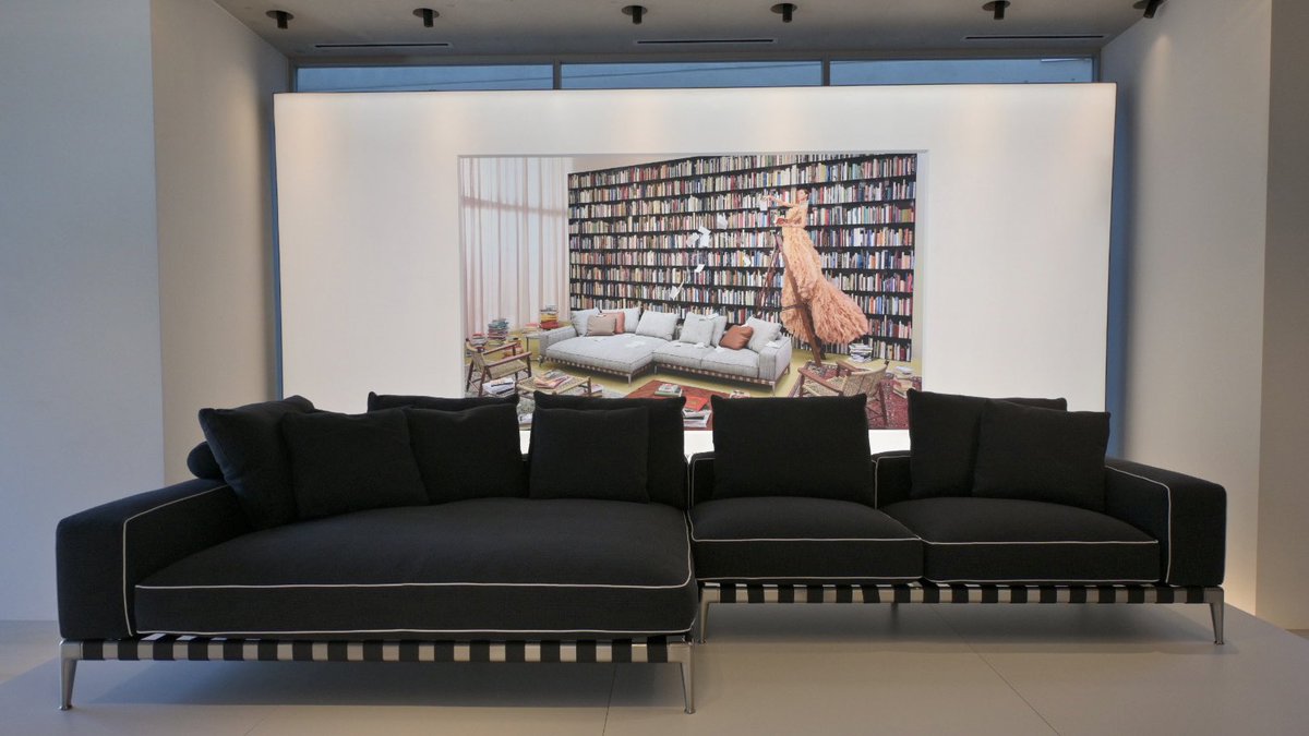 joesuzuki5's tweet image. 秋のデザインウィーク。
南青山のFlexformの見せ方が、美術館のようで素晴らしかった。
有名写真家が手掛けた広告写真を背景に、巨大なソファが、台の上に飾られている。
#Flexform